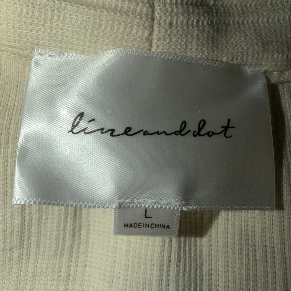 Line And Dot Size Large Rouched Top - Picture 6 of 7
